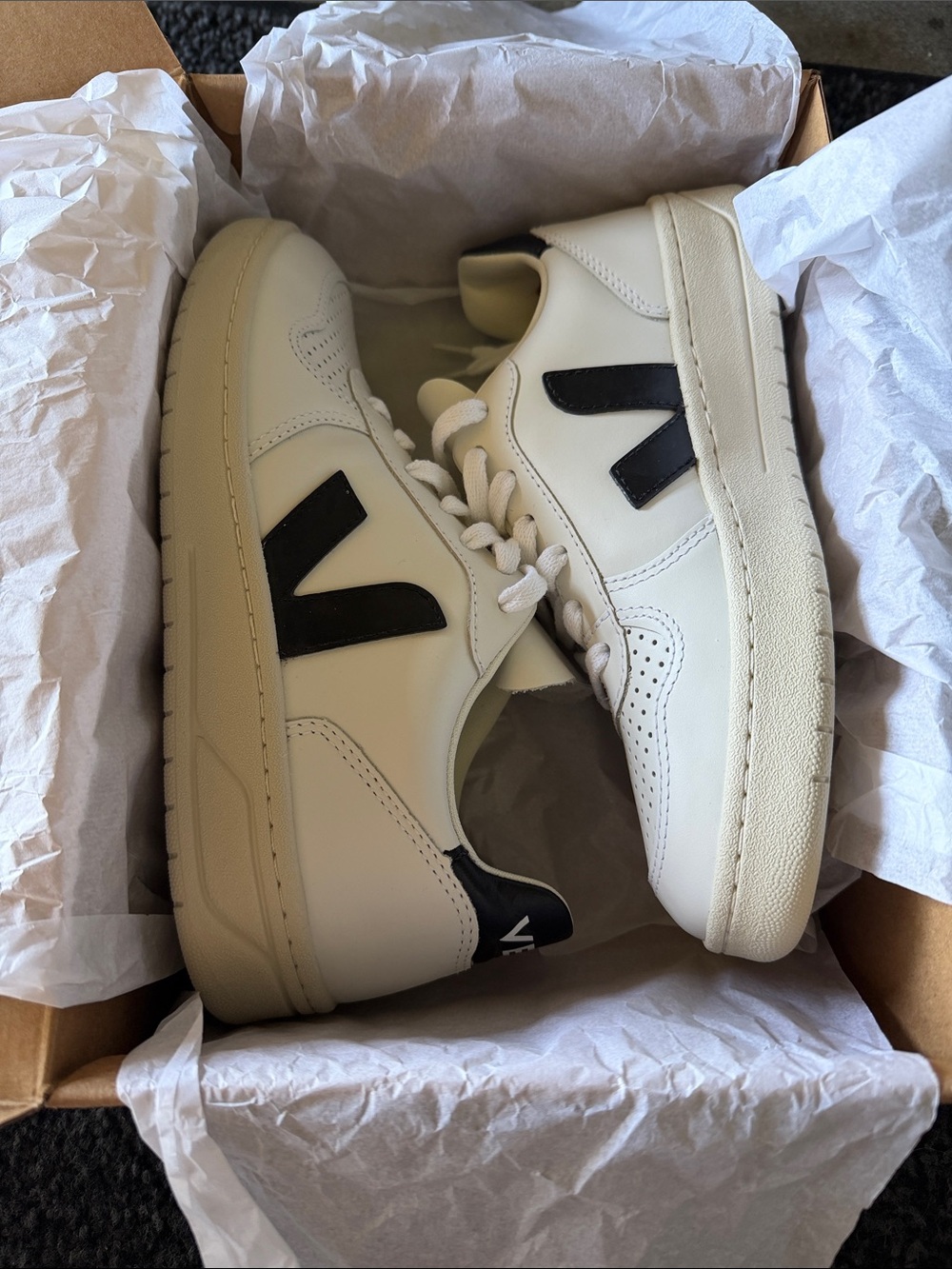 Veja V-10 leather sneakers - Picture 7 of 9